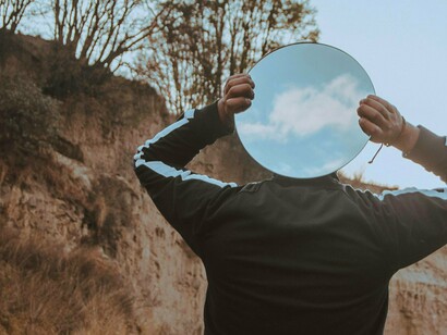 O renascimento foi um movimento importante que superou o teocentrismo da Idade Média e, ao colocar o homem como centro, provocou reflexões sobre o agir do ser humano também. Na sequência, podemos citar, entre tantos outros, Kant, que fundamentou sua ética numa visão universalista: “age de tal modo que a máxima de sua ação seja uma máxima universal”