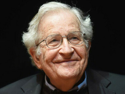 Noam Chomsky escribió varios libros sobre monopolios mediáticos y propaganda
