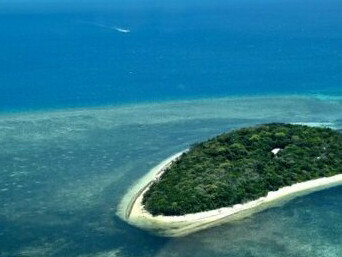 Airlie Beach es uno de los mejores puntos para ir a conocer la Gran Barrera de Coral, ya que alberga dos maravillas naturales que atraen mucho a miles de turistas. En primer lugar, es la mejor zona para sobre volar, ya que ofrece las mejores vistas aéreas; además, se encuentra el famoso arrecife con forma de corazón.  La Gran Barrera de Coral frente a la costa de Cairns, Queensland, Australia