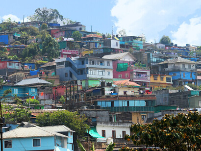 Vue de Port-au-Prince à Haïti : un mélange de modernité et de tradition, où les rues racontent l’histoire d’une nation marquée par la résilience et la passion