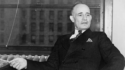 Napoleon Hill, scrittore di celebri libri di auto-aiuto, avvocato e giornalista americano, nel 1937