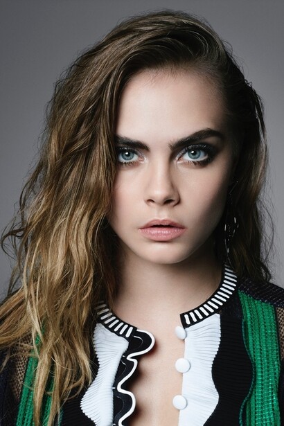 Cara Delevingne posando para una imagen promocional