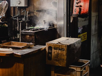 O izakaya costuma ser um estabelecimento de pequeno porte para  servir apenas petiscos ou pequenas porções e bebidas 
