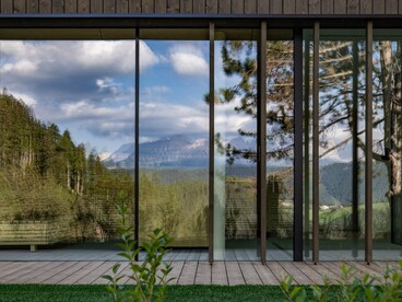 Tra Catinaccio e Latemar, la Val d’Ega offre un contesto naturale adatto alle attività all’aperto in tutte le stagioni, dalle escursioni estive ai percorsi in bicicletta, fino agli sport invernali. Ganis Resort, Nova Ponente Obereggen, Trentino Alto Adige, Italia