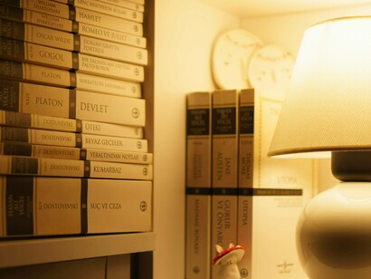 Entrei imediatamente em um clube de assinatura de livros, o qual eu recebia um livro por mês. Foi ótimo por um tempo, pois eu gostava da sensação de surpresa ao abrir a caixinha do correio e descobrir qual era o livro que eu iria mergulhar durante aqueles próximos trinta dias. Além disso, foi com esse clube que eu desenvolvi os meus próprios métodos para ser uma leitora e descobri os influenciadores desse nicho