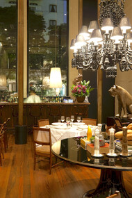 Interior do restaurante 'D.O.M.', localizado em São Paulo, Brasil
