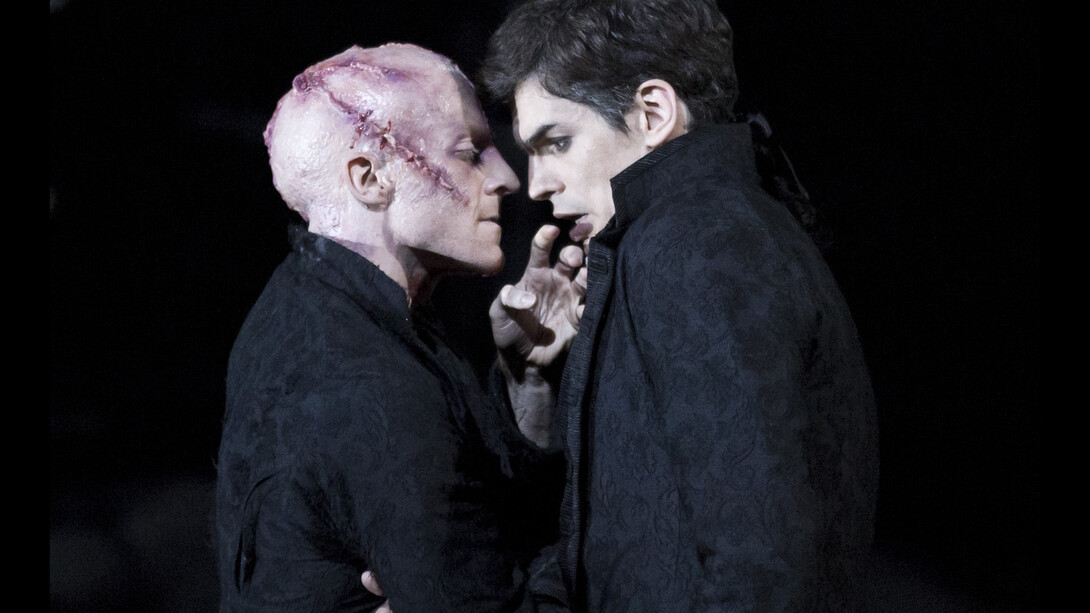 Frankenstein. Steven McRae è la Creatura e Federico-Bonelli è Victor Frankenstein © ROH-2016, Photo di Andrej Uspenski