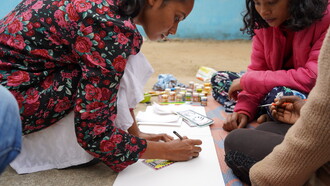 Fondazione Aahan, Jharkhand, India: L'arte ispira creatività, dà speranza, autorizza l'individuo ad esprimersi, il suo linguaggio ha la capacità di illuminare queste fantastiche donne delle comunità rurali indiane, di renderle sicure e consapevoli del loro valore, incoraggiandole al cambiamento
