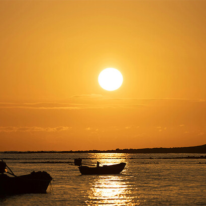 Pôr do sol e barco. Superar cada fase positivamente