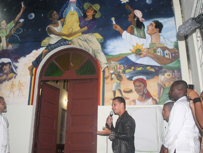 Mural develizado en la Parroquia de Dajabón, al término de la celebración Eucarística. Su creador, explica el sentir y propósito al realizar la obra. Foto de Matías Bosch Carcuro