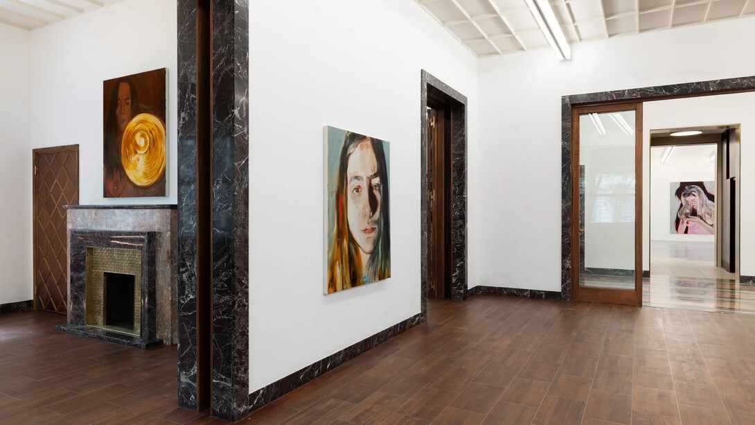 Jenna Gribbon, Rainbows in shadows, vista della mostra. Per gentile concessione della Galleria Massimo De Carlo