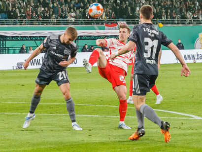 RB Leipzig - 1. FC Union Berlin : de gauche à droite : Grischa Prömel (Union Berlin, 21), Daniel Olmo Carvajal (RB Leipzig, 25), Robin Knoche (Union Berlin, 31), 20 avril 2022. Photo de Steffen Prößdorf