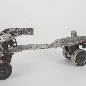 Niki de Saint Phalle, Element of Tir tableau pour DYLABY (Roller Skate), ca. 1962, painted metal and leather, 4 ¼ x 11 ¼ x 3 3/8 inches (11 x 29 x 9 cm). © 2013 Niki Charitable Art Foundation, all rights reserved