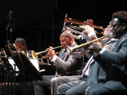 El trompetista Wynton Marsalis junto a la Jazz at Lincoln Center Orchestra durante su concierto en el Real Jardín Botánico de Madrid. Foto: Víctor Moreno
