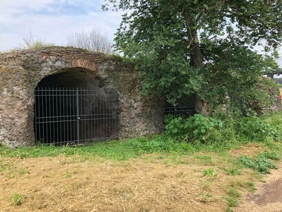 Cisterna Piranesi che accoglie il lavoro di Stefano Arienti, Ailanto rosso, 2012. Ph. Cuoghi Corsello