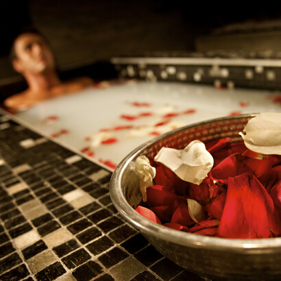 Entre Cielos, Argentina, Sultán. El placer del arte oriental para hombres o mujeres fatigados. El clásico circuito del *hammam* es seguido por un baño y culminado con un masaje a cuatro manos con aceites naturales. Crédito Walter Raymond