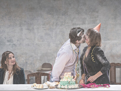 “Ionesco suite”, diretto da Emmanuel Demarcy-Mota, è un mosaico di frammenti dell’assurdo, estratti da sei testi del teatro di Ionesco, dai più classici come "La Cantatrice Calva" e "La Lezione" fino a scritti meno noti © Jean Louis Fernandez