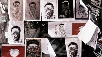 Carteles en memoria del doctor Li Wenliang, considerada la primera persona en advertir a las autoridades sobre el brote de coronavirus (Melbourne, Australia)