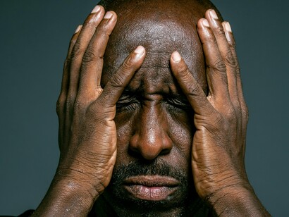 Homem incomodado com ruídos. Para controlar a ansiedade, minha psicóloga me ensinou uma técnica de relaxamento chamada "respiração diafragmática". Ela consistia em, com os olhos fechados e prestando atenção aos comandos do psicólogo, imaginar uma flor, inspirar o ar profundamente três vezes e expirar o ar mais três vezes, imaginando uma vela sendo apagada