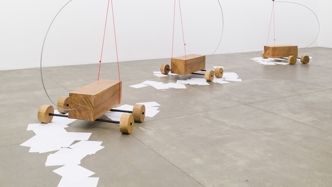 Carlos Bevilacqua, O Inexorável Caminho do Saber, 2015, Madeira, aço carbono, cabo náutico, pedra e folhas de papel, 3 partes, 164 x 115 x 162 cm; 198 x 115 x 209 cm; 165 x 115 x 164 cm. Photo: Eduardo Ortega | Cortesia Galeria Fortes Vilaça