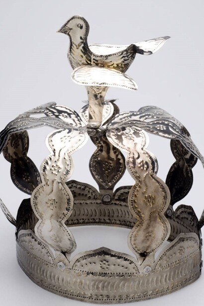 La corona fa parte del costume di Oxalá. Tale costume è indossato nel terreiro Ilê Axé Jagun della sacerdotessa Mâe Nini, in quanto il medium della religione afro-brasiliana candomblé è posseduto da questa orixa (divinità) nella sua manifestazione come Oxalá Oxalufon, la versione più antica e riflessiva di questa orixa. Nationaal Museum van Wereldculturen, Paesi Bassi