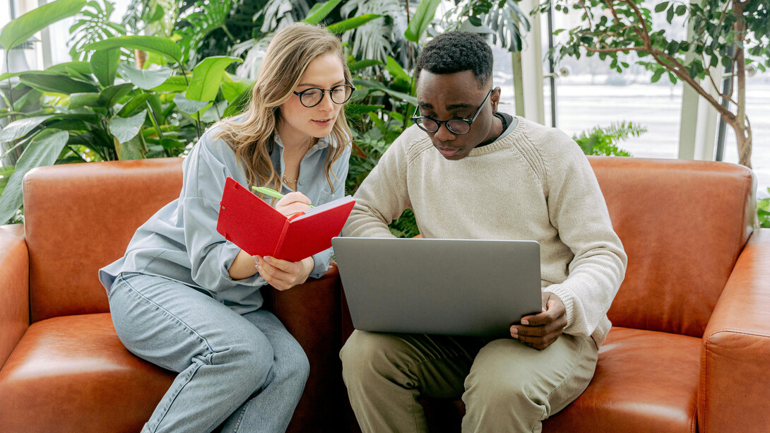 O processo de despersonalização engendra a massificação atual existente. As pessoas ou aceitam as discriminações e as transformam, ou começam a encenar com base nos critérios pelos quais se sentem discriminadas