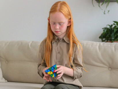 Descubra as descobertas surpreendentes sobre a autoimagem dos alunos em relação à inteligência e concentração, influenciando seus resultados escolares