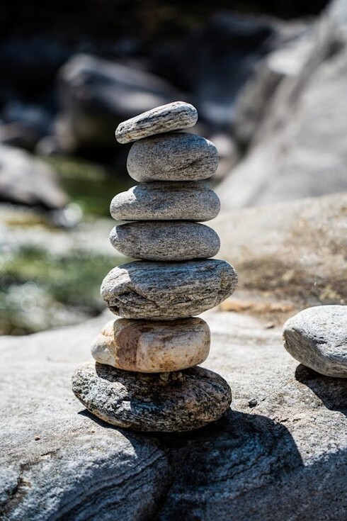 Un doltap, o torre de piedras, cada piedra apilada simboliza un deseo u oración por un mejor porvenir, ya sea para uno mismo, para la nación, o para los miembros de la familia.