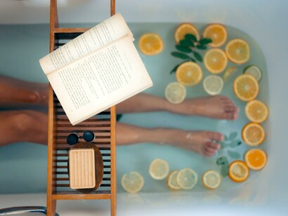 Mulher toma banho relaxante 