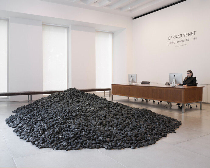 Bernar Venet, Exhibition view. Courtesy of Blain Southern 