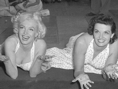 Marilyn Monroe y Jane Russell dejaron sus huellas en el hormigón fresco en el Chinese Theatre de Los Ángeles, California. 27 de junio de 1953. Archivo fotográfico del Los Angeles Times. EE.UU.