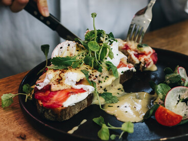 Des œufs parfaitement cuits et des toasts généreux, où la simplicité révèle une véritable maîtrise culinaire