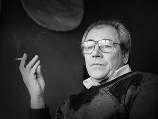 Jean Baudrillard fue un filósofo y sociólogo francés, crítico de la cultura francesa. Su trabajo se relaciona con el análisis de la posmodernidad