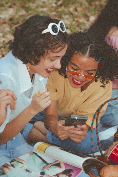 Amigas jogam videogame no parque