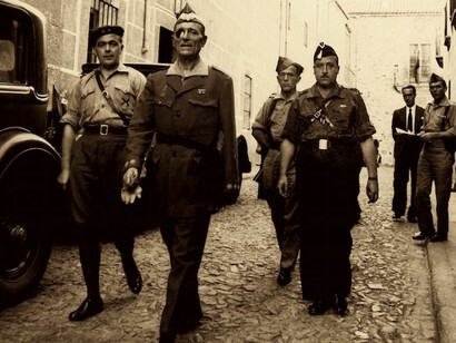 El golpista Millán Astray, amante declarado de la muerte, tras reunirse con Franco: la foto es de 1936, fecha fatídica en la historia de España por todas las posibilidades que truncó y todas las cadenas que dejó atadas y bien atadas por los siglos de los siglos