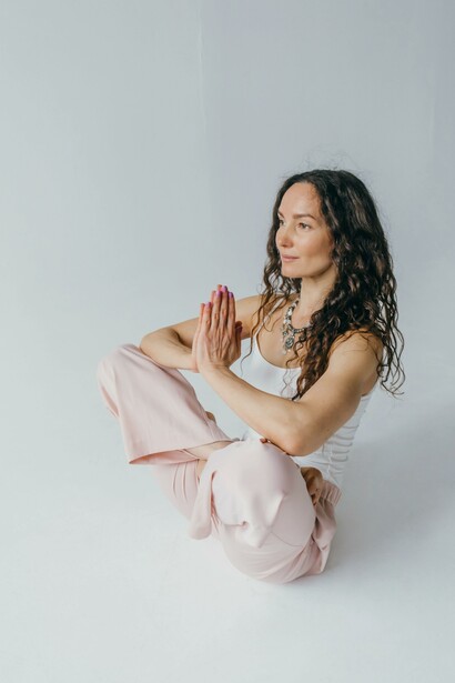 Mulher pratica yoga como exercício físico