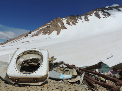 La montaña hacia el este desde los restos del avión siniestrado. Vuelo 571 de la Fuerza Aérea Uruguaya ocurrido el 13 de octubre de 1972. Cordillera de los Andes, Argentina