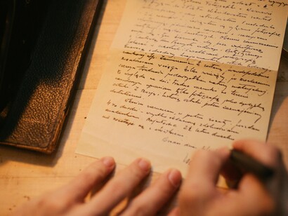 Mesa de trabalho de escritor. Quanto aos capítulos, confrontamo-nos com a surpresa de um inaugural “Capítulo Avulso” e, entre os capítulos XIV e XV, de “Cinco páginas que é melhor não lerem”, “mira[ndo] a alvo transcendental” (a saber: a problemática legal da paternidade e filiação)

