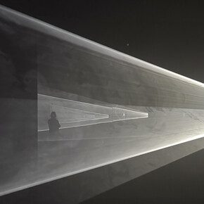 Anthony McCall, Fracción de segundo (espejo) IV, 2024. Cortesía del Museo Guggenheim Bilbao
