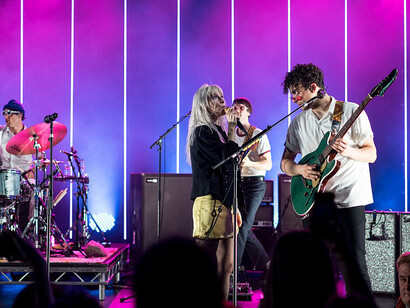 La banda ha experimentado con distintos géneros a lo largo de su carrera, desde el pop-punk hasta el post-punk y el dream pop