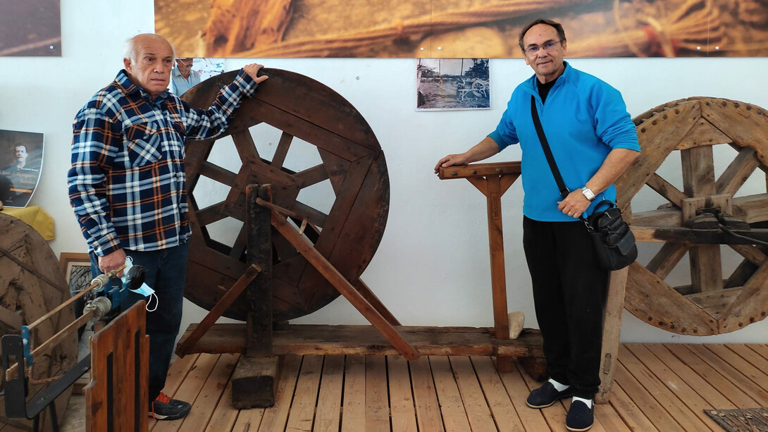 Roque Albert (a la derecha), fundador del Museo del Cáñamo, muestra una mena o rueda de hilar