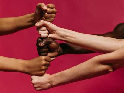 Há de se considerar que nos anos de 1940, a ocupação digamos mais metafórica do Brasil, em um lugar onde não havia água, nem energia elétrica, foi marcada por famílias de pescadores e funcionários do porto do Recife que iam se instalando em palafitas no local conhecido como Areal Novo do bairro do Pina. Os moradores de Areal Novo do Pina, entre ações de remoções pelos olhos do poder, não se intimidavam em ocupar o seu território