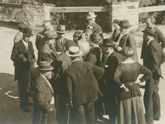 L'immagine mostra Ferdinand Tönnies (in primo piano a sinistra) al secondo convegno culturale di Lauenstein, tenutosi dal 29 settembre al 3 ottobre 1917 nel castello di Lauenstein. Sono presenti, tra gli altri, Max Weber, Walter Amelung, Ella Kroner e Lulu von Strauß und Torney