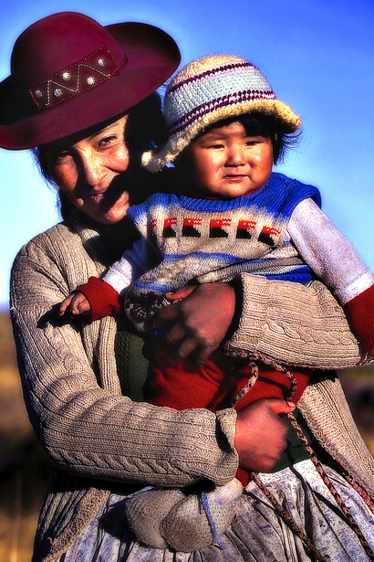 Peru, Donna con bambina a Sillustani, foto Sergio Pessolano 