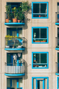 Apartamentos. Pequenos ditadores em potência de condomínios com quotas em atraso, alheios à velocidade do mundo, com a Europa a tremer de frio e o Putin a testar uma nova arma