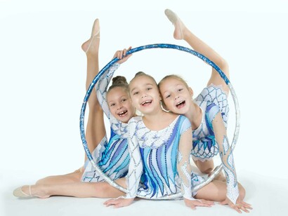 Niñas practicantes de gimnasia rítmica