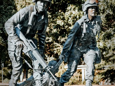 Joe Kent, ex ufficiale dell’esercito statunitense e operativo paramilitare della CIA, ha costruito la propria identità attraverso un lungo percorso militare segnato da numerosi teatri di guerra, soprattutto in Iraq