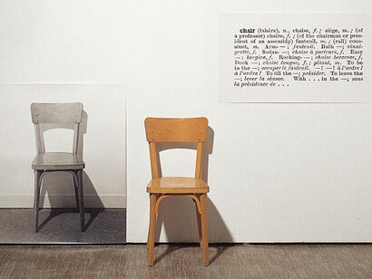 Joseph Kosuth, One and three chairs. Il demande au spectateur « Est-ce que cette chaise est de l’art ? » ou encore « Qu’est-ce qu’une chaise ?»