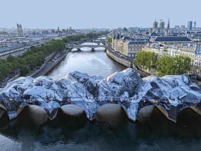 Vista al atardecer de la instalación de JR. Pont Neuf, París, Francia. Foto: AKEZ