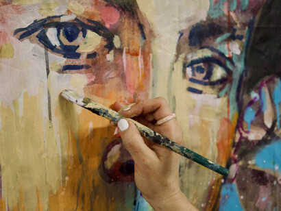 Alice Pasquini nel suo studio mentre lavora su Vestige. Per gentile concessione della Fondazione Primoli